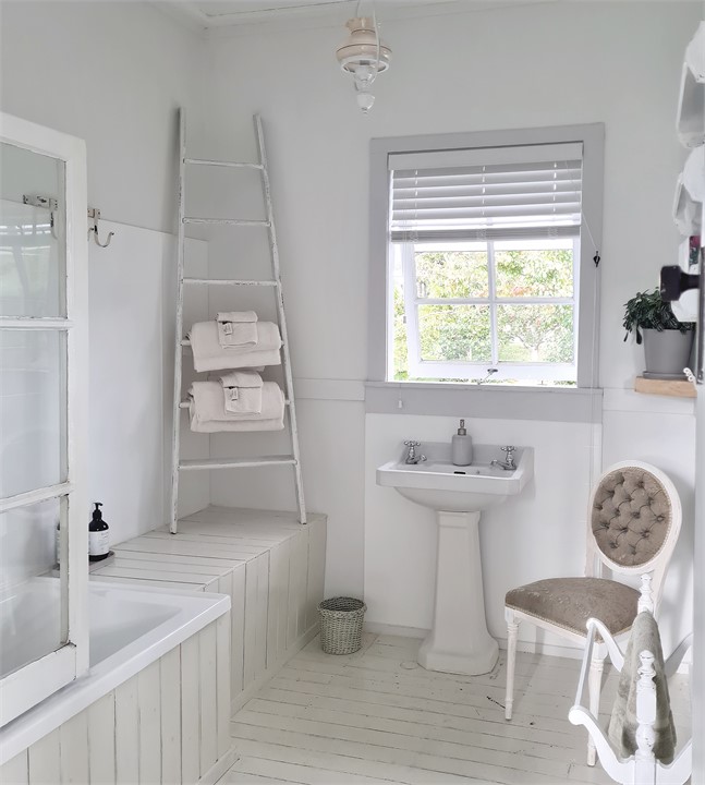 Orchard Cottage bathroom