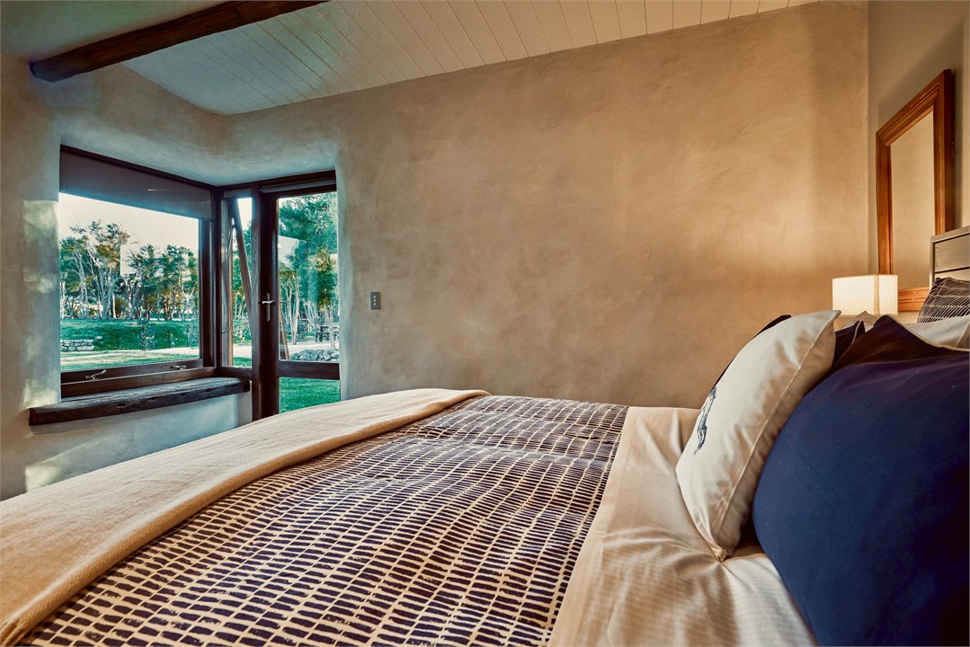 bedroom king size warm en-suite romantic night com