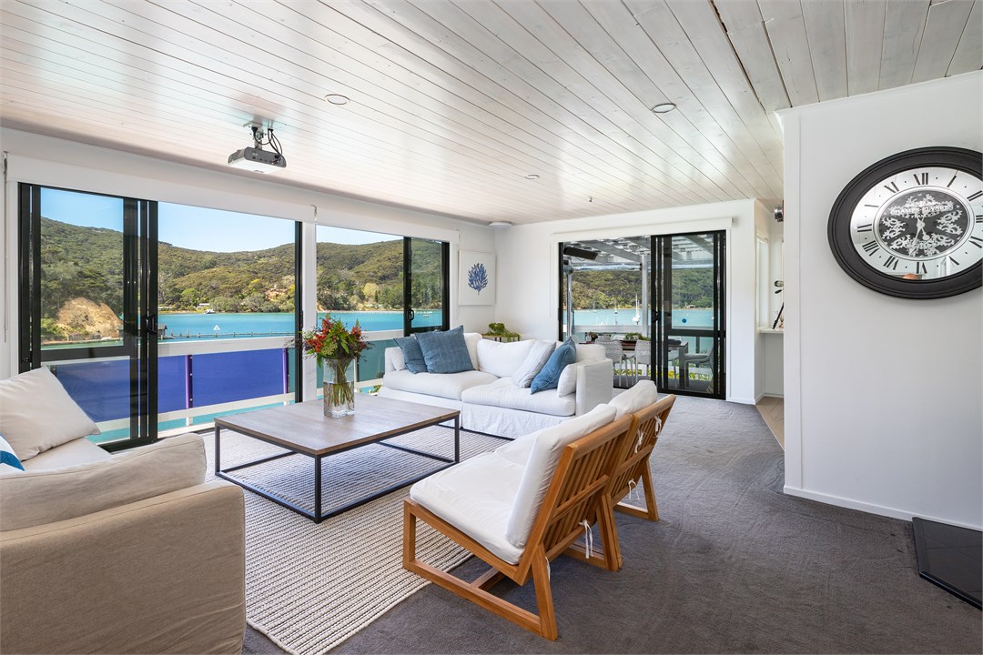 Lounge room at Kawau Lodge