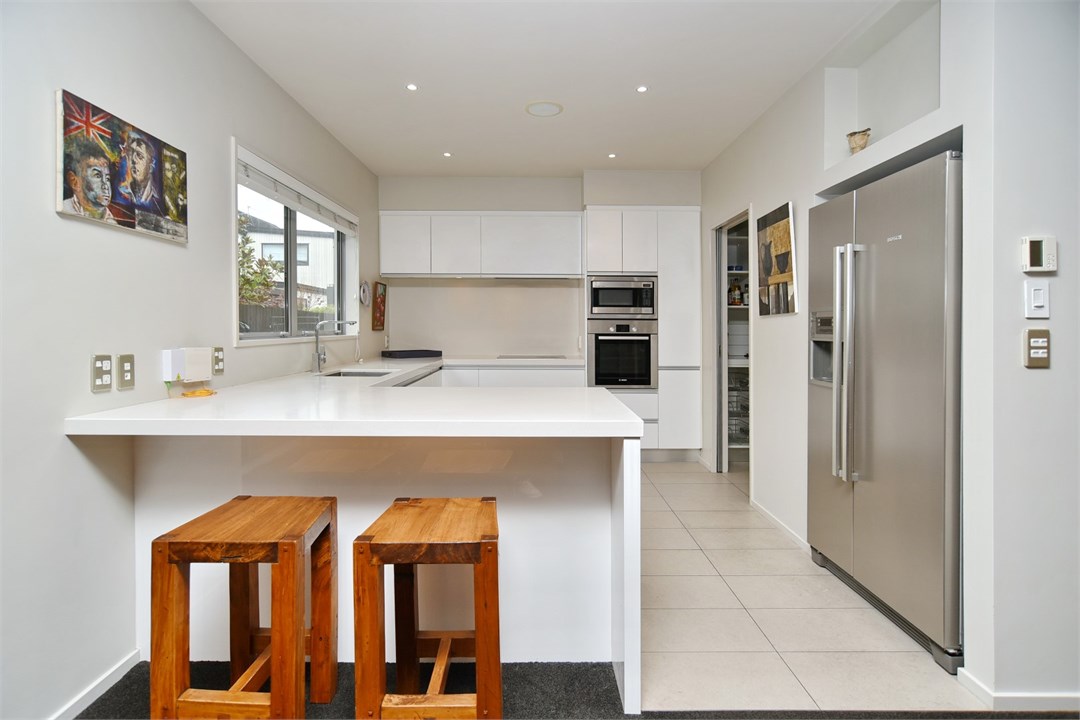Fully equipped Kitchen area with sitting area