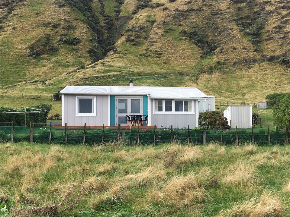 Stunning sea views Kiwi Bach beach escape for the family!! Ngawi