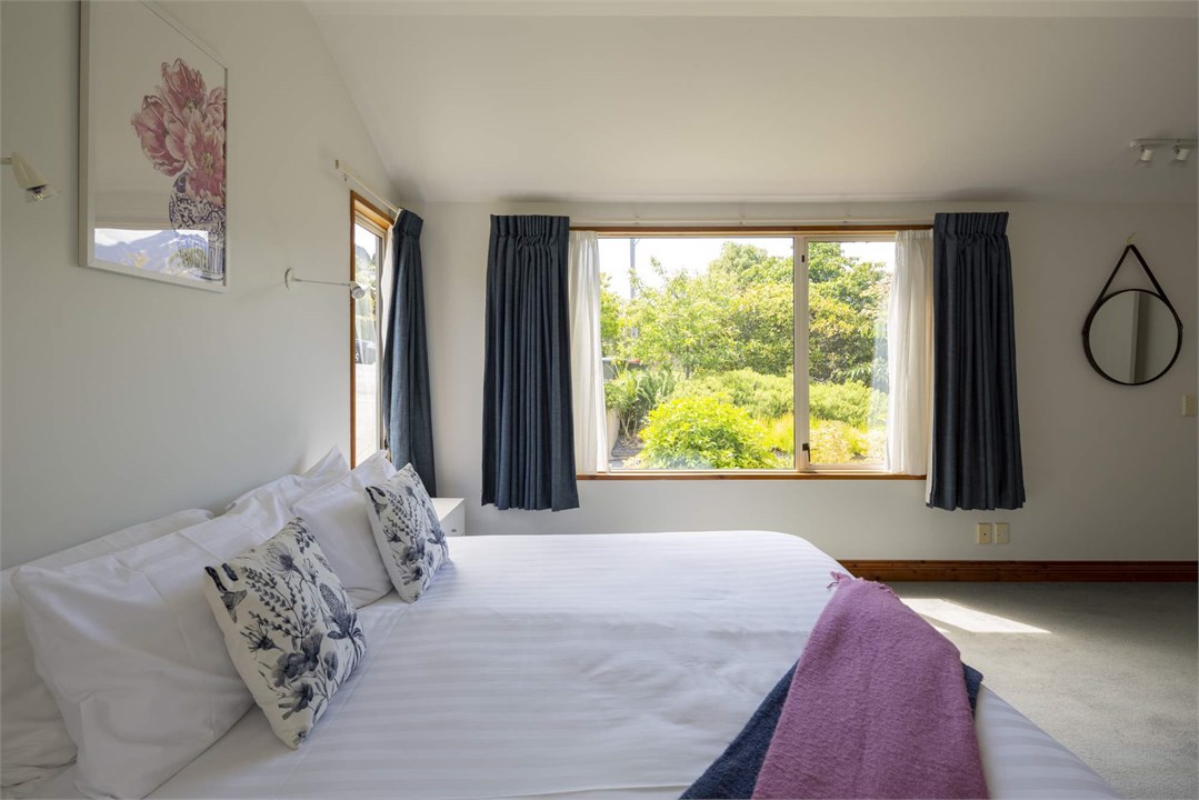 Master Bedroom: king or 2x singles