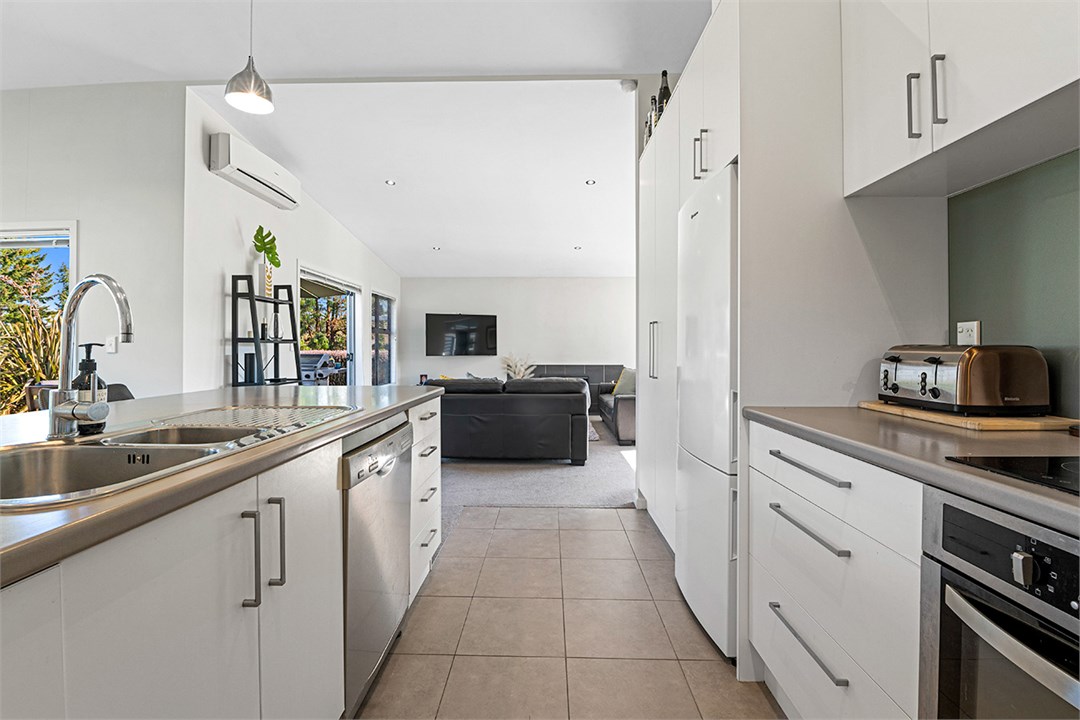 Full, well equipped kitchen