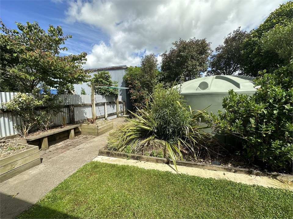 Back garden / clothes line