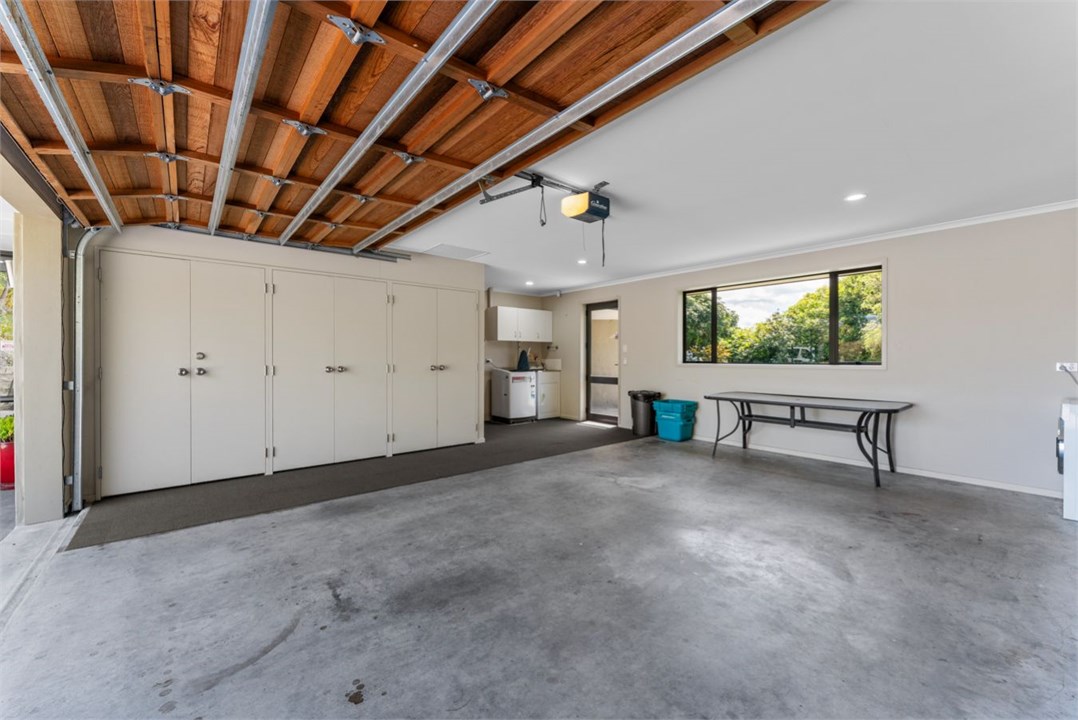 Internal garage with laundry