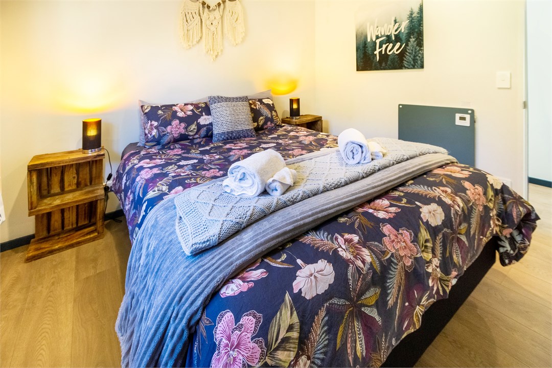 Queen bedroom with bedside tables & reading lamp