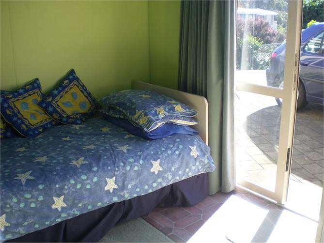 rumpus - 3 singles, bed settee, tv, DVD