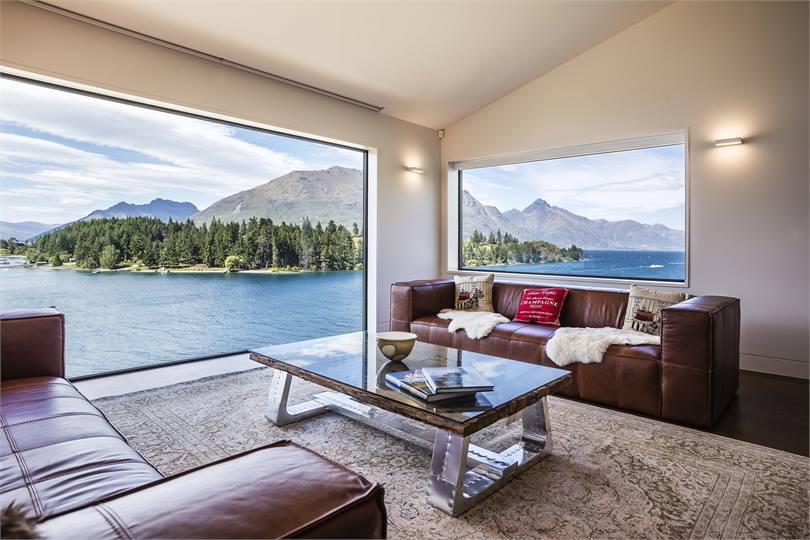 Panoramic lake & mountain views 