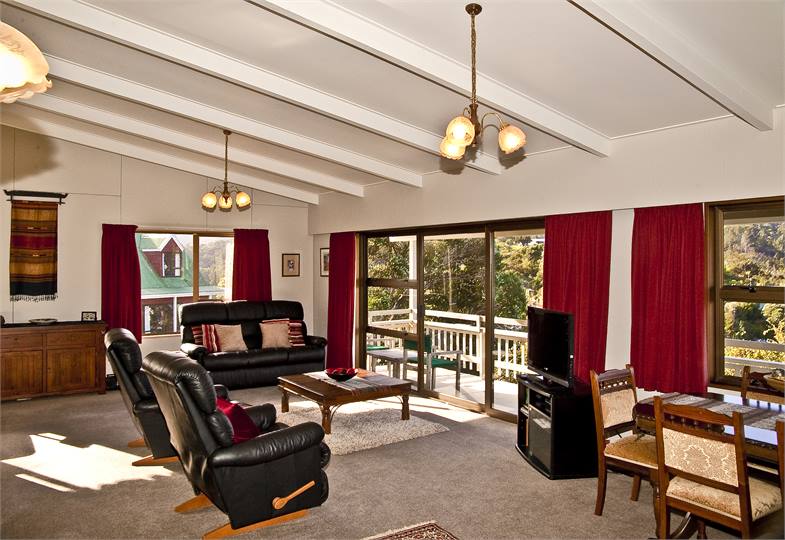 High Tides - Upstairs sunny living