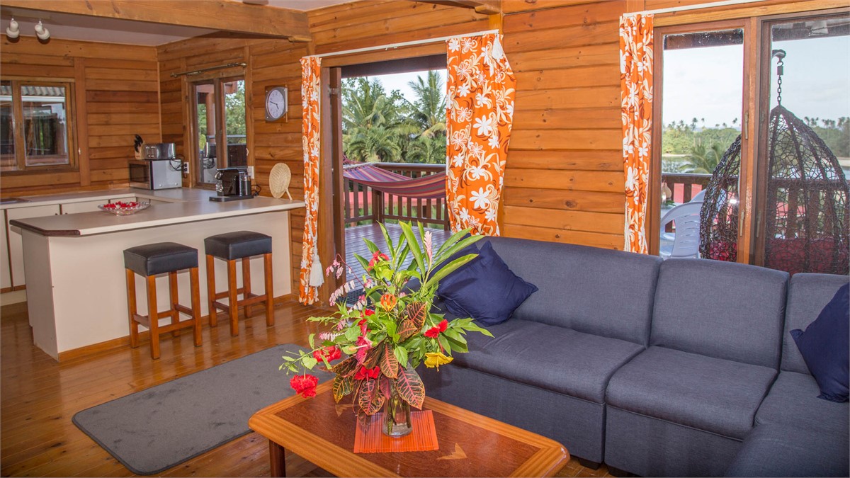 Livingroom/Kitchen/Deck