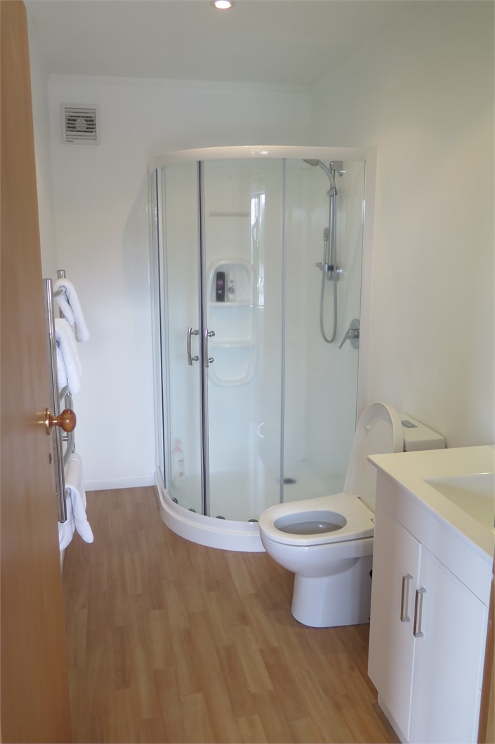 Master ensuite bathroom