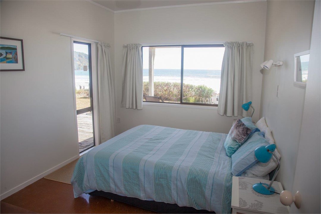 Bedroom with Queen bed