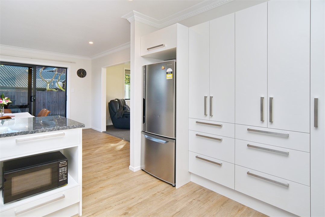 Full kitchen with a sitting area at the bench