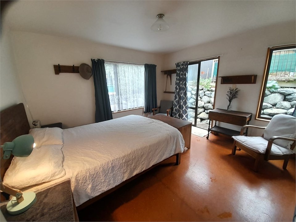 main bedroom (queen bed)