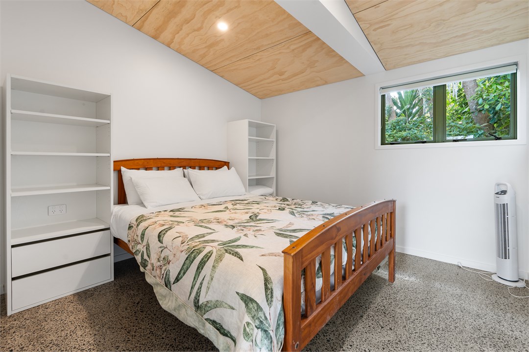 Bedroom 1 - Queen bed