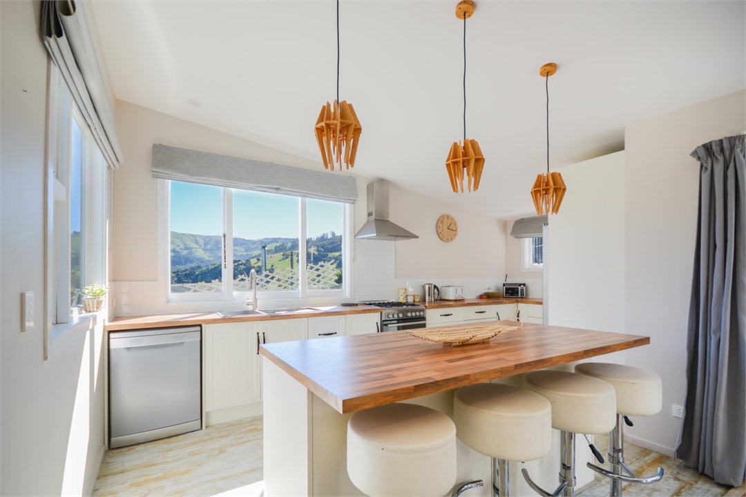 Fully equipped Kitchen area with seats