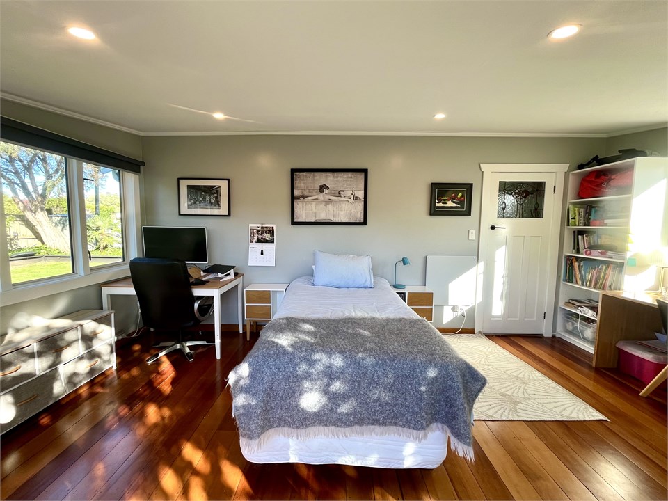 Room with king single bed