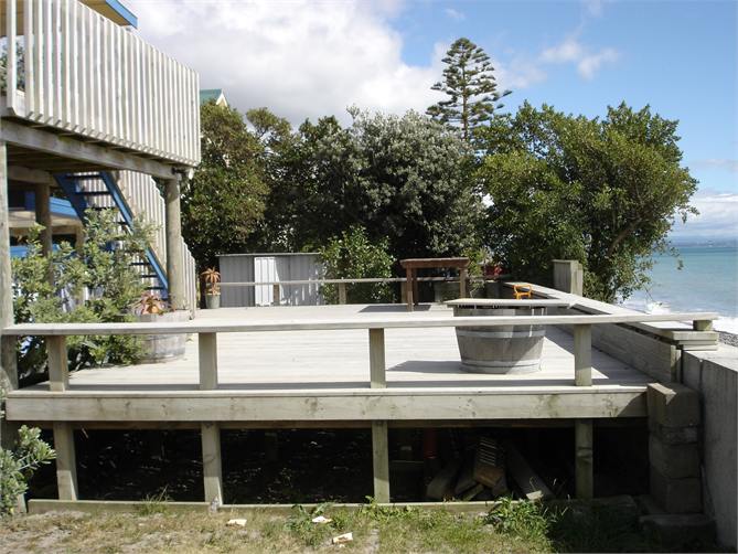 Lower sun/entertainment deck