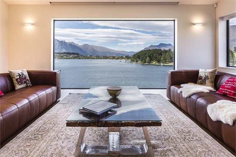 The feature window maximises the views