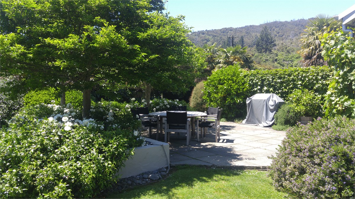 Courtyard with gas BBQ