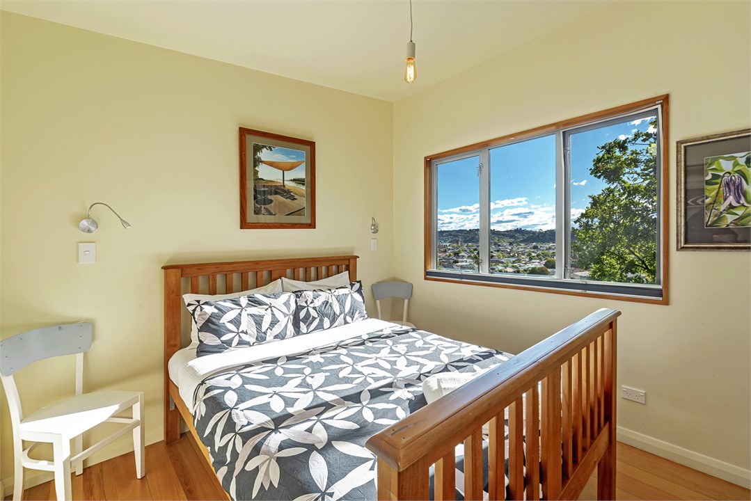 Bedroom with Queen bed & Views out over the city!