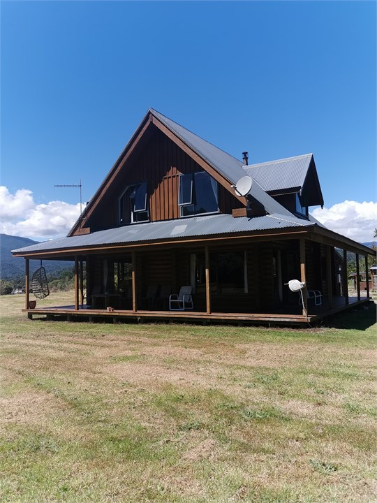 Breakaway Log House on the Buller (Inangahua Junction) Reefton Log