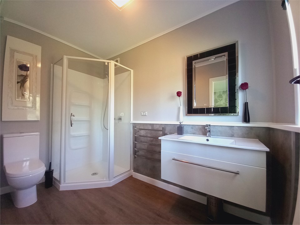 Modern en-suite bathroom of 2nd bedroom
