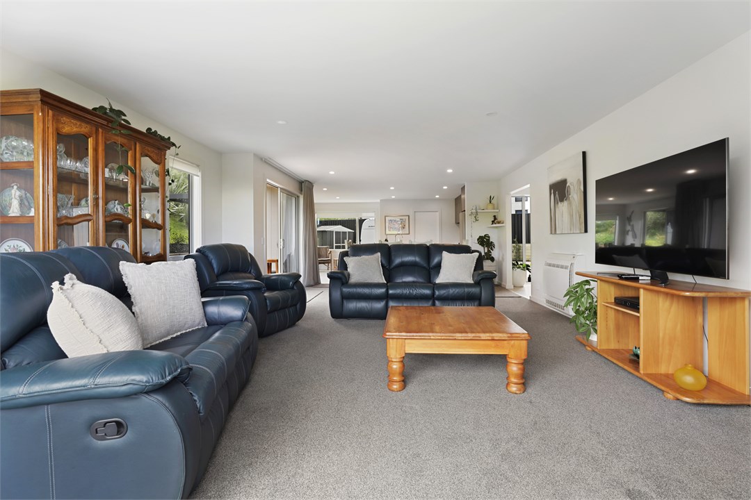 Open plan living area with smart tv & heat pump/ai