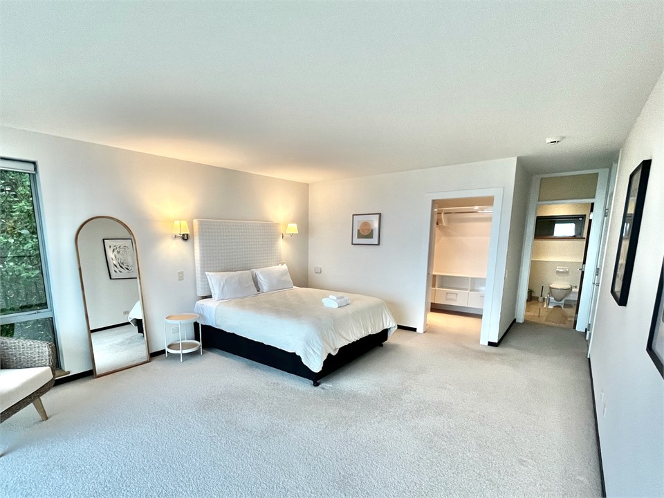 Bedroom 1 with King bed, Balcony access