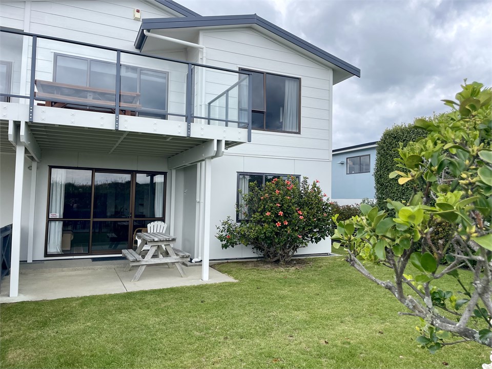 Downstairs 2 x bedroom unit with internal access t