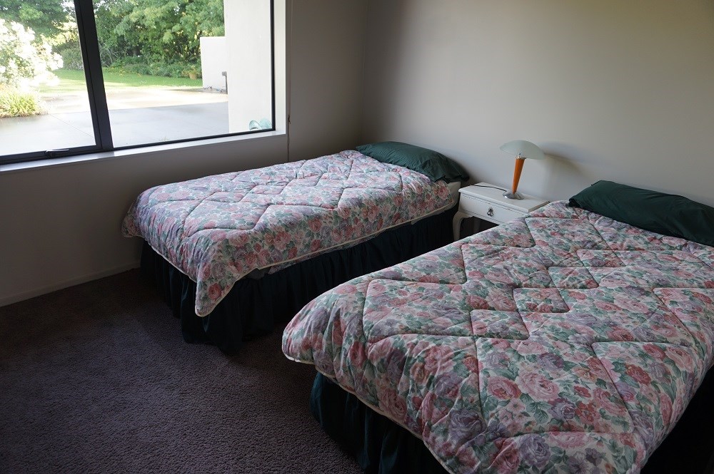 Bedroom with 2 single beds