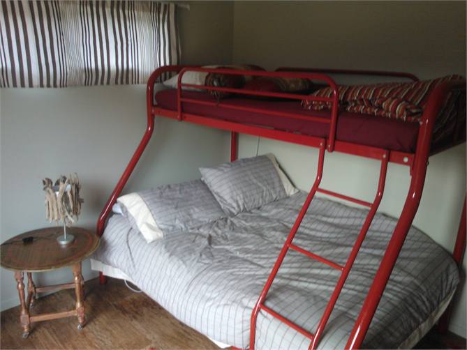 Bedroom double bunk bed with single
