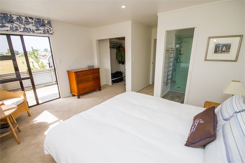 Main bedroom, ensuite & walk in wardrobe