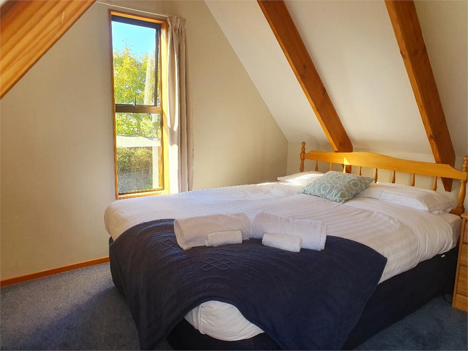 Cottage: Queen bed on the top floor