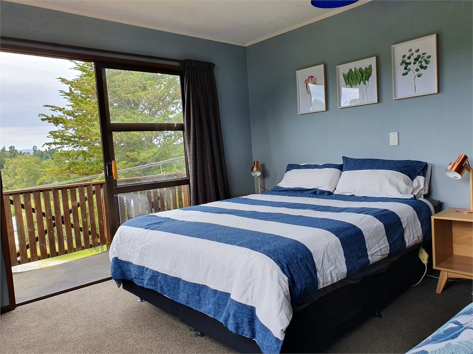 Upstairs bedroom - 1 Queen bed, 1 King Single bed