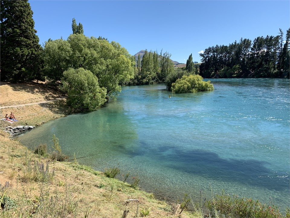 Two minute walk to Clutha River