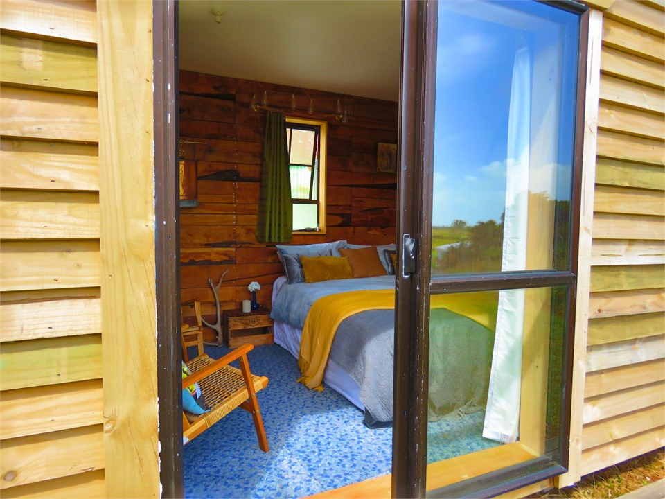 Tiny hut - off-grid.