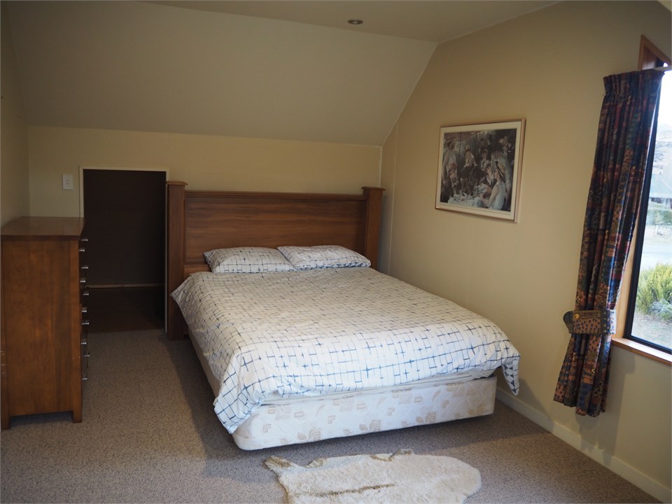 Upstairs bedroom - with queen bed