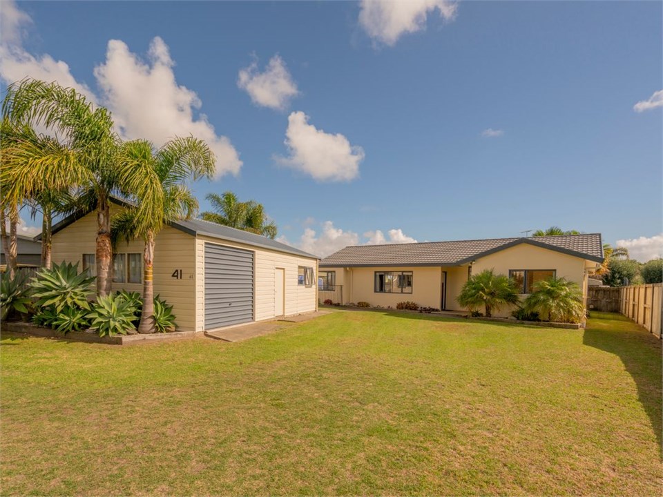 Villa on the Green Cooks Beach Holiday Home Cooks Beach Holiday