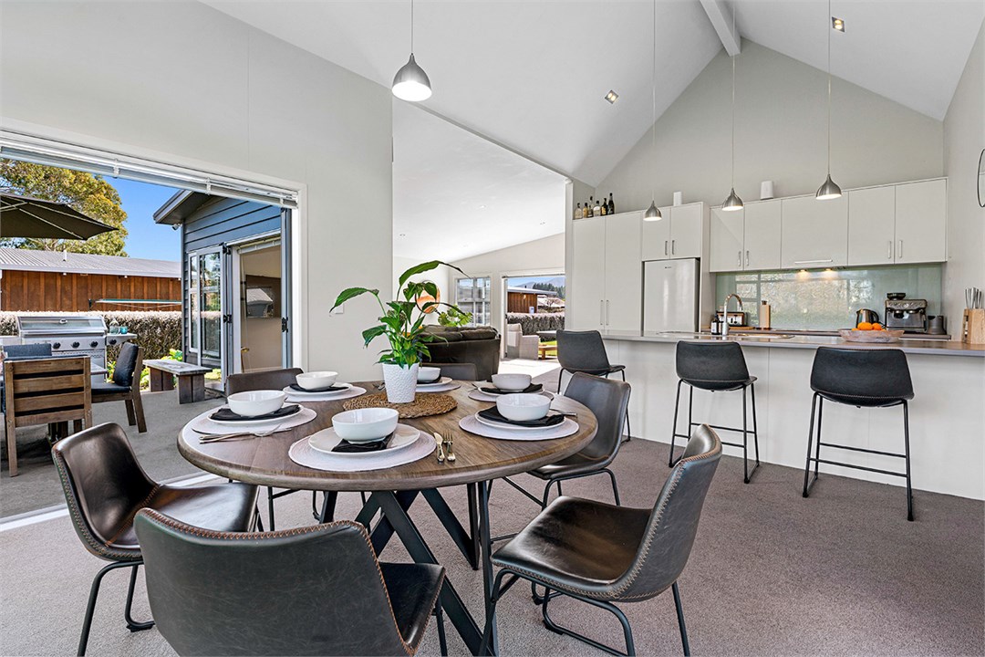 Dining & kitchen area