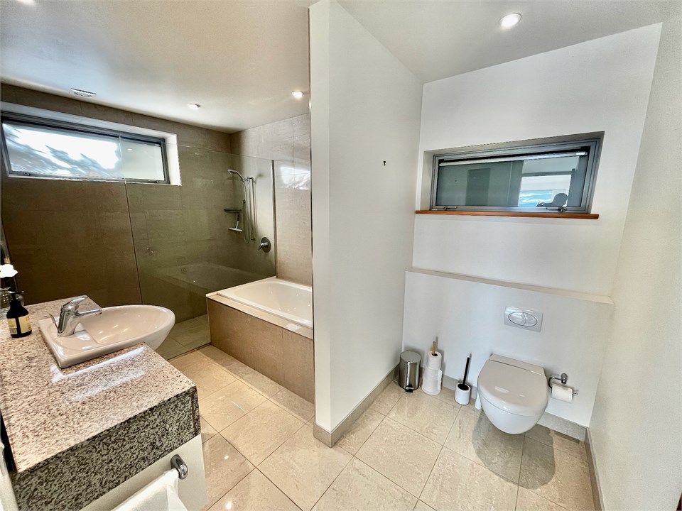 Master ensuite bathroom