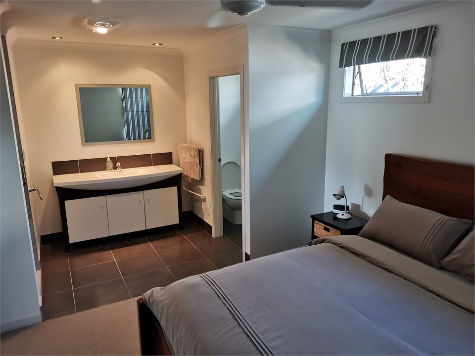 Master bed with bathroom (Photo 2)