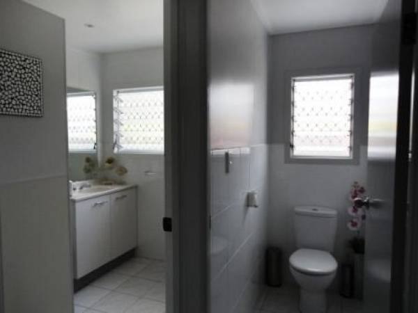 Shared bathroom for Bdrm 2&3