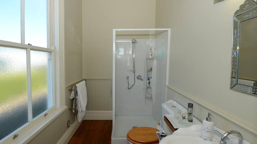 Cute little ensuite with steamy strong hot shower