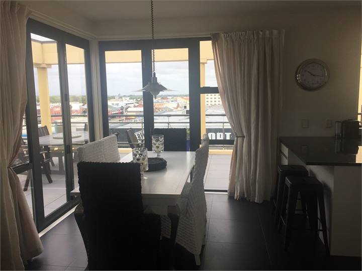 Dining in style for 6, with a view towards Welling