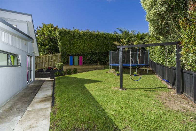 Backyard playground - Springfree tramp, swings