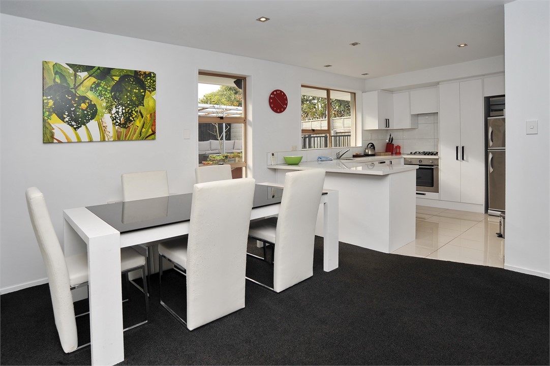 Dining area that seats 6 people