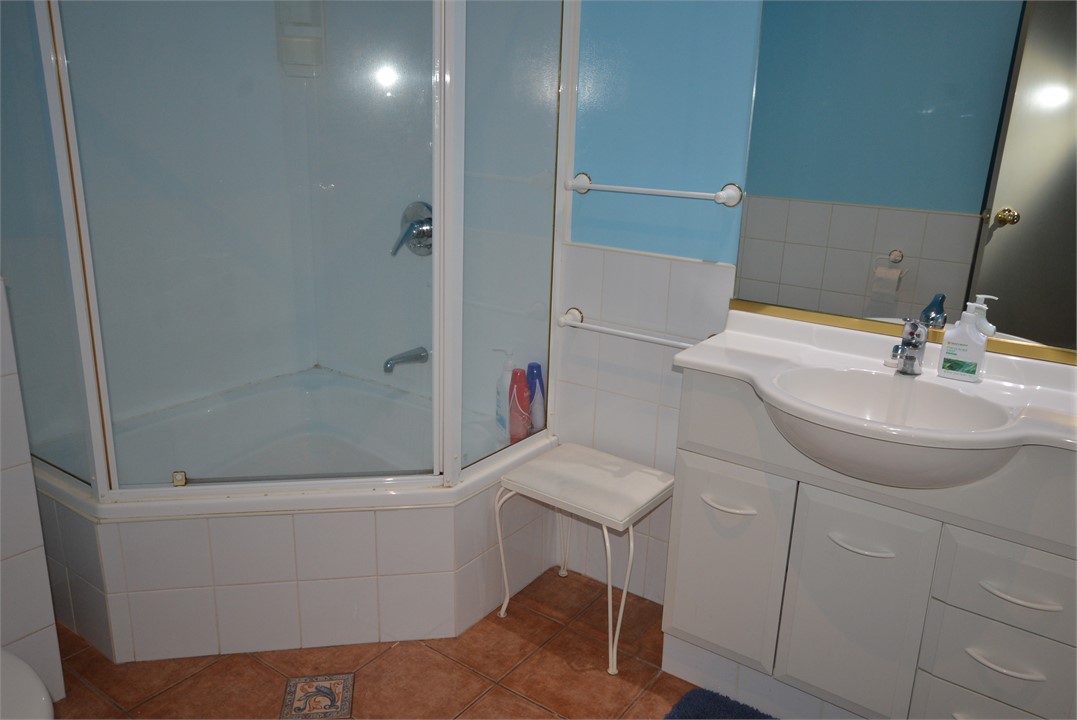 Family bathroom (#2) includes washer/dryer