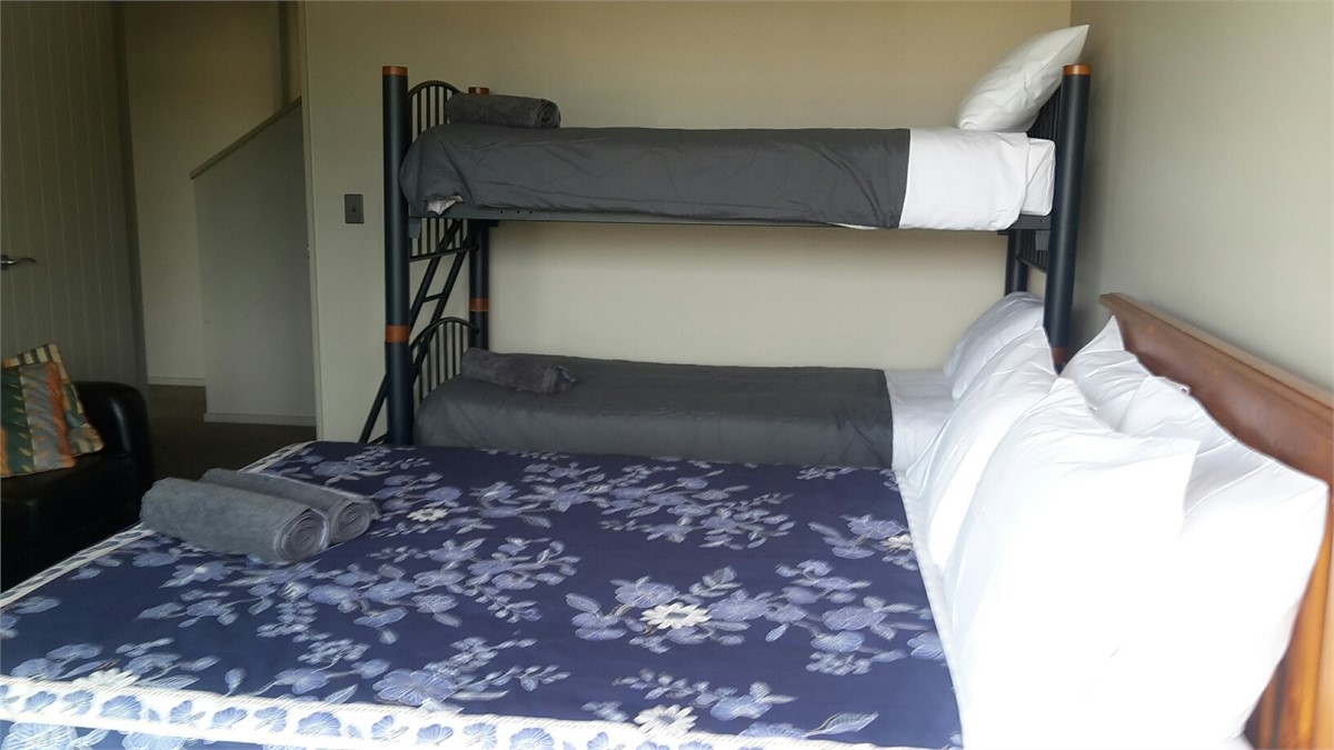 Bedroom 3 Queen and bunk set