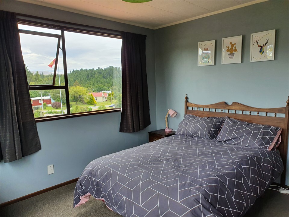 Upstairs bedroom - 1 Queen bed, 1 King Single bed